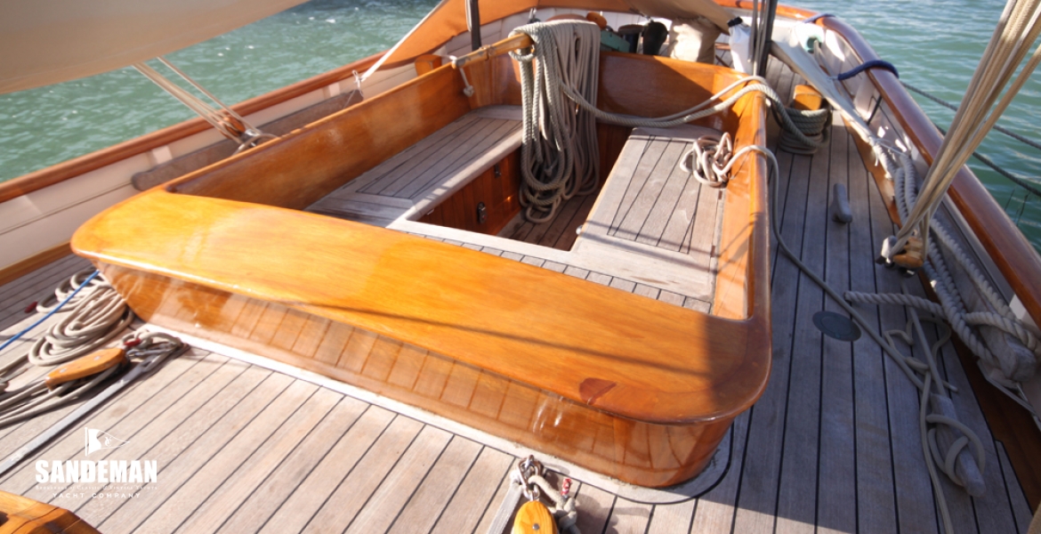 27 Cockpit coaming