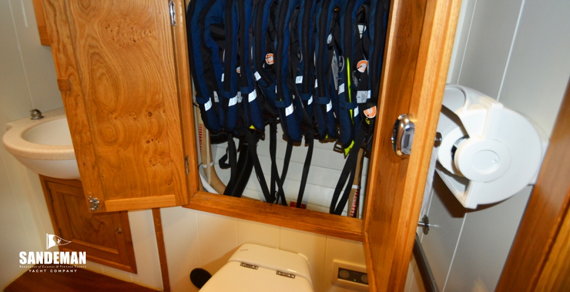 49 Hanging locker