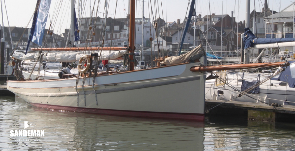 09a Alongside port bow