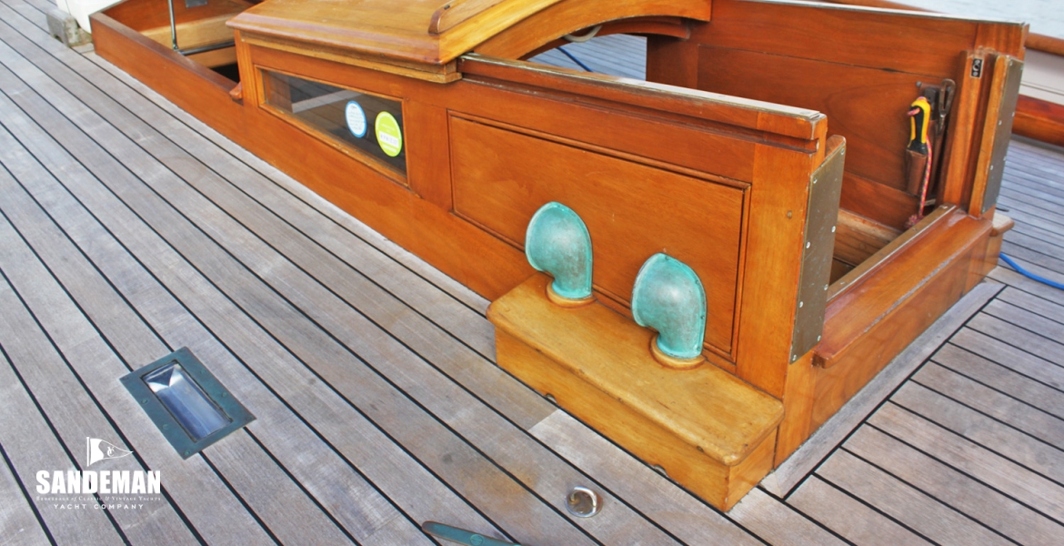 17 Companionway hatch