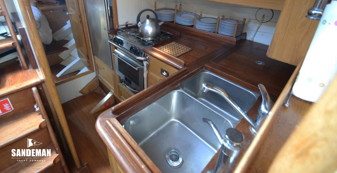 45 Galley aft to mastercabin