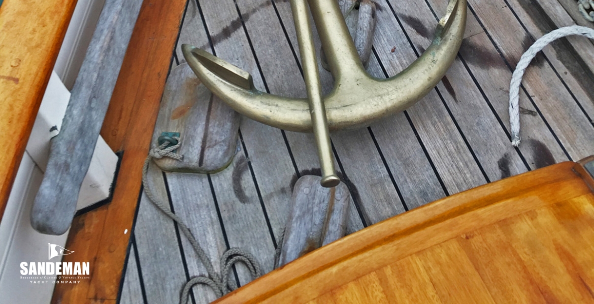 21 Foredeck anchor