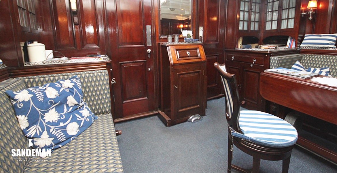 Saloon view forward