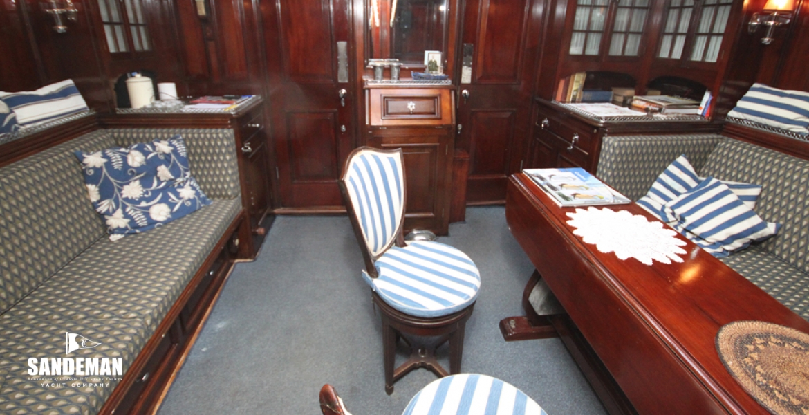 Saloon view forward