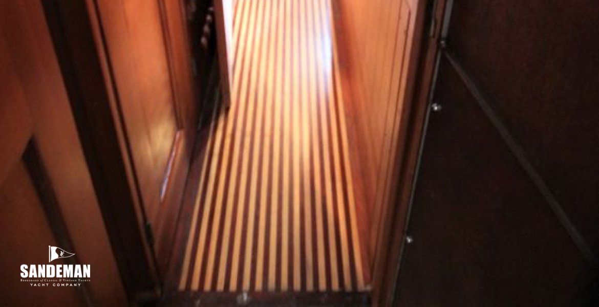 PASSAGE FWD FROM AFT CABIN