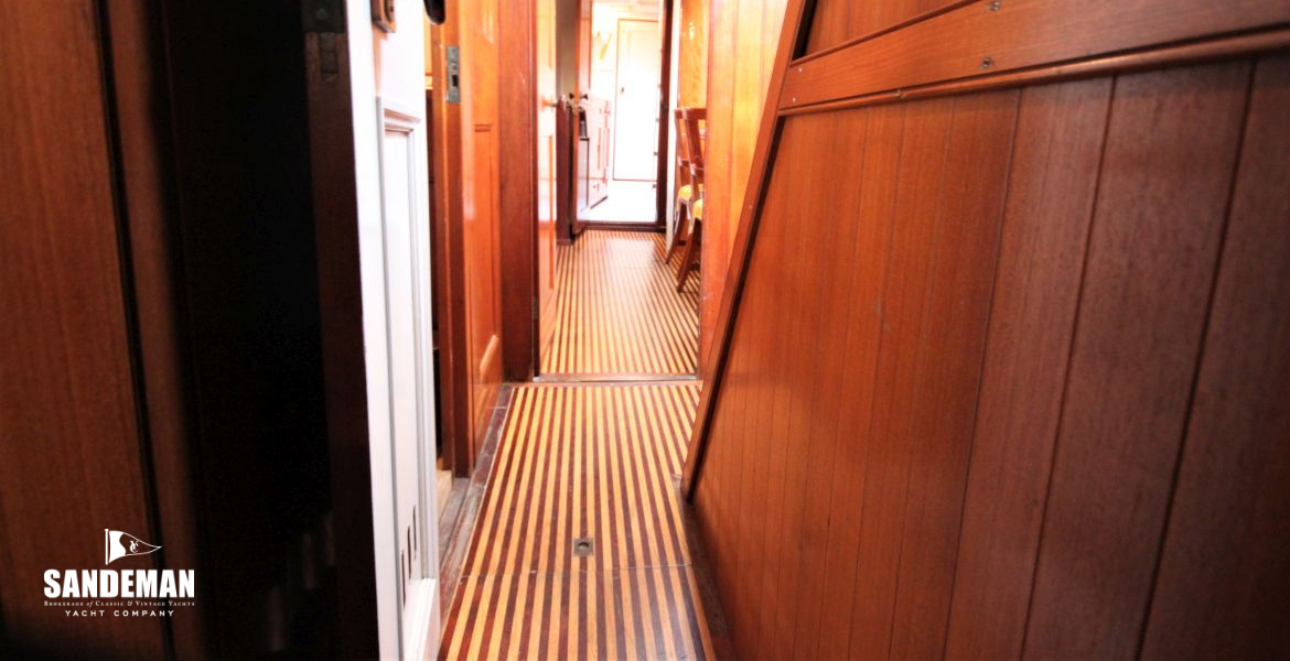 PASSAGE FWD FROM AFT CABIN