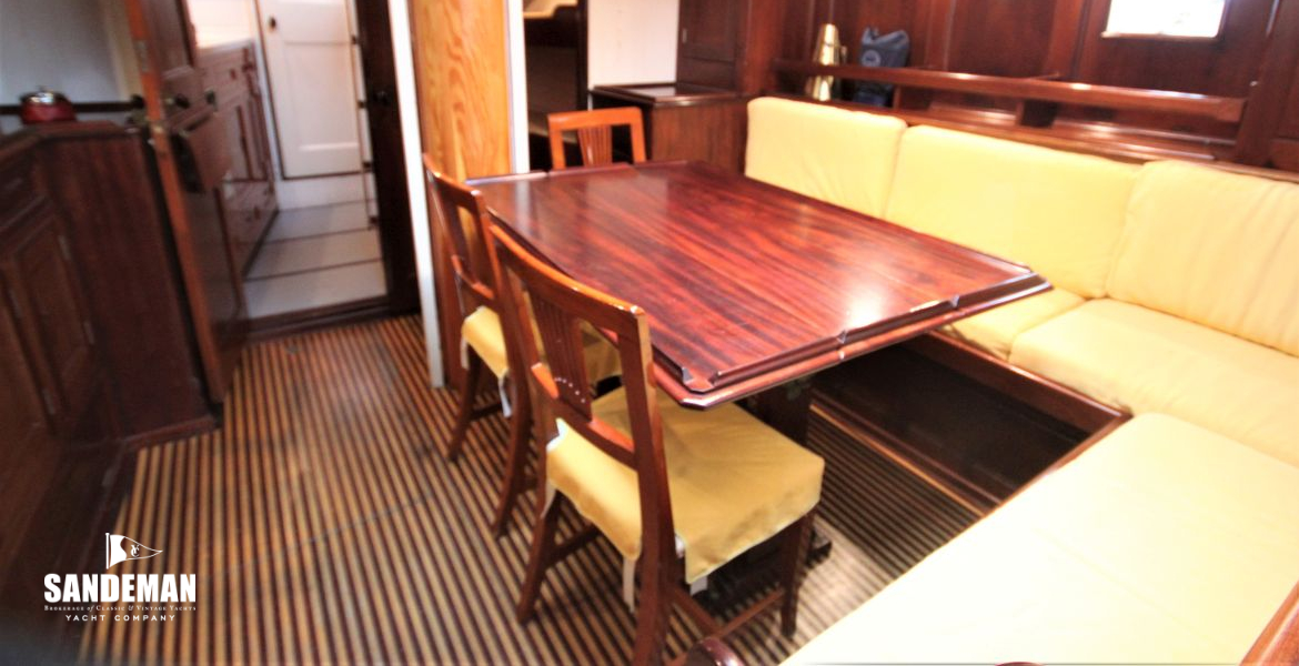 SALOON V FWD TO GALLEY
