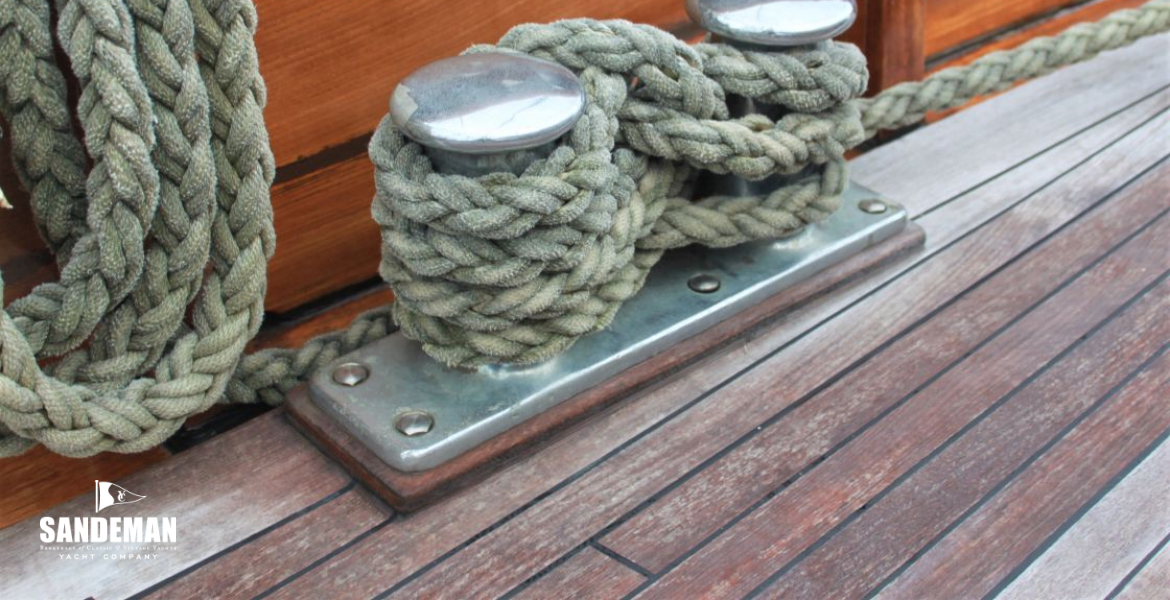 FWD MOORING BOLLARD