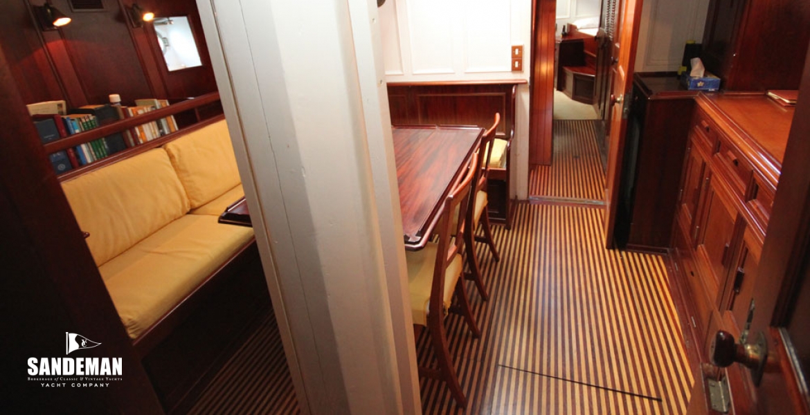 Saloon v aft