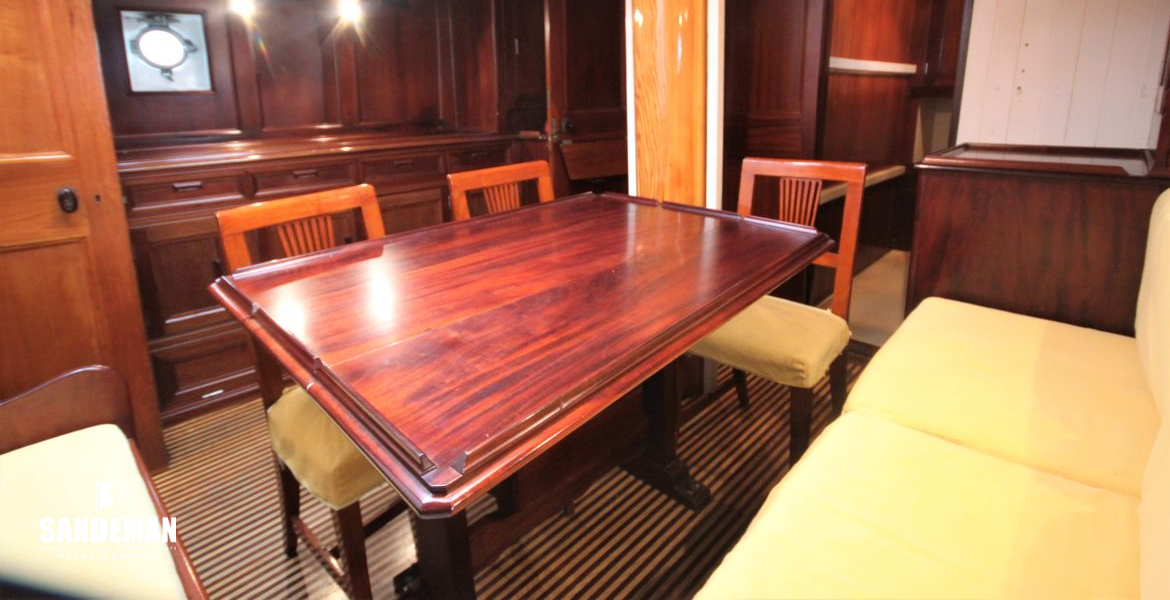 SALOON FWD TO FWD GUEST CABIN