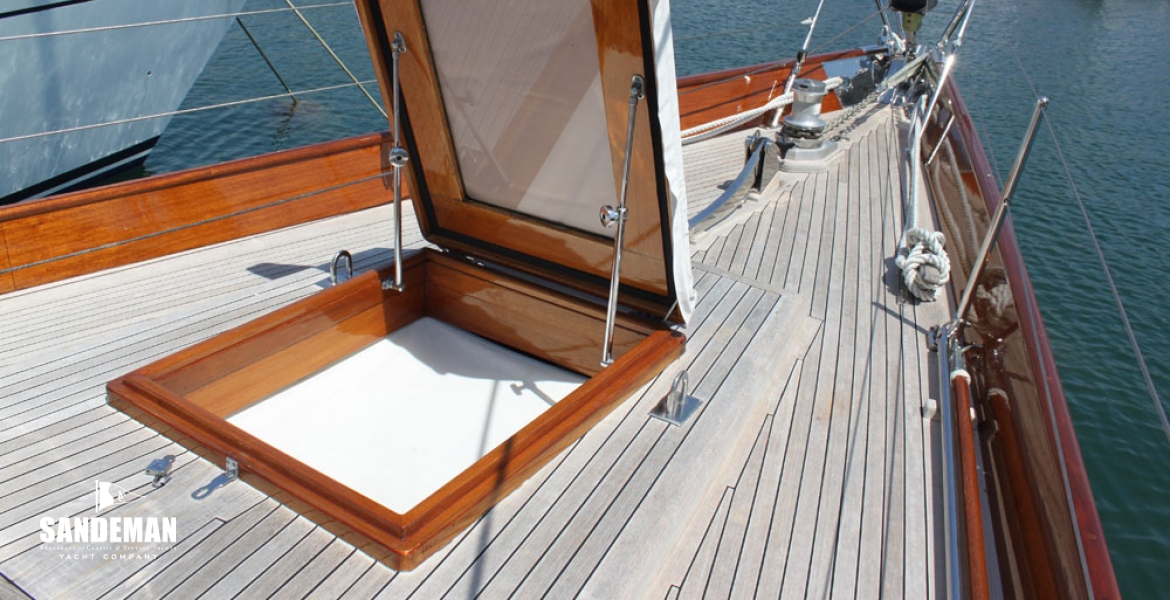 12Foredeckhatchopen.jpg