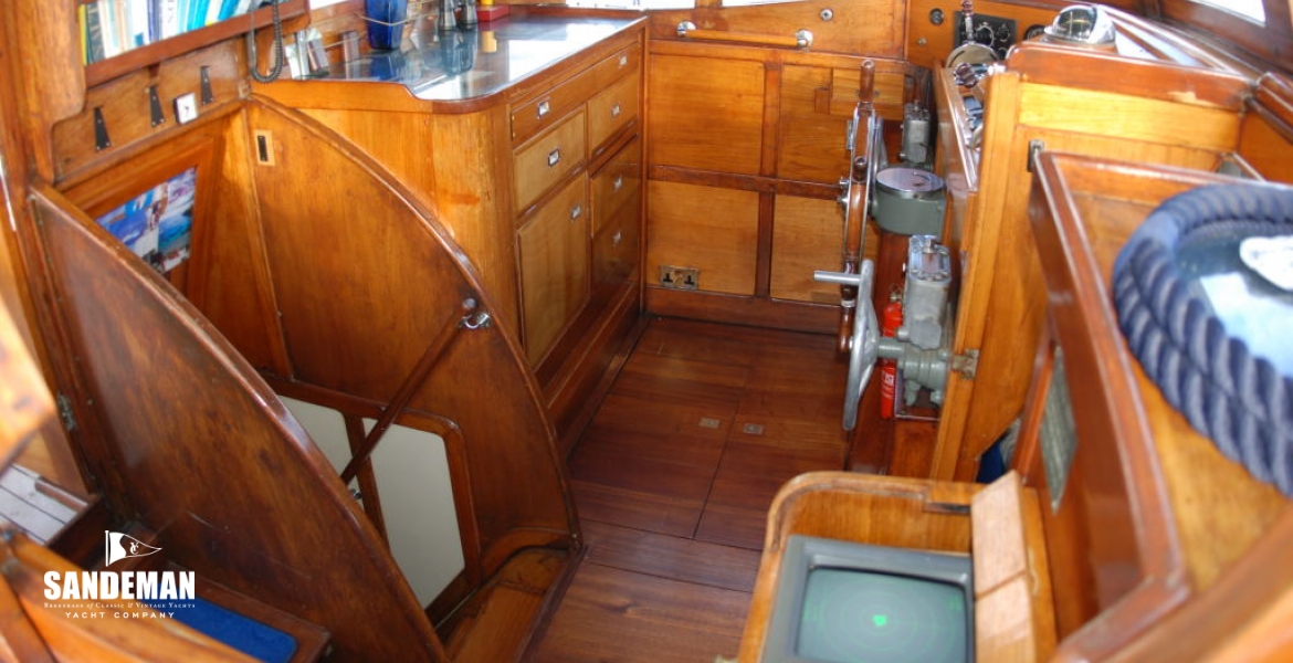 15DeckHouseint.JPG