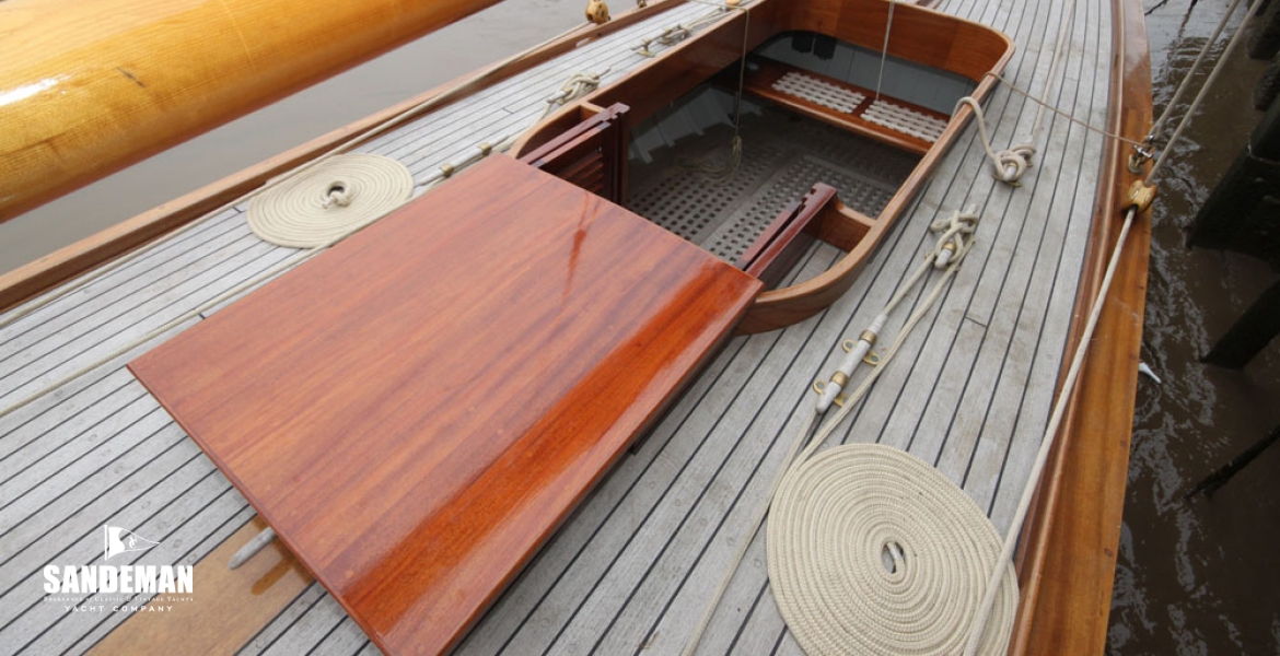 24 Cockpit v aft