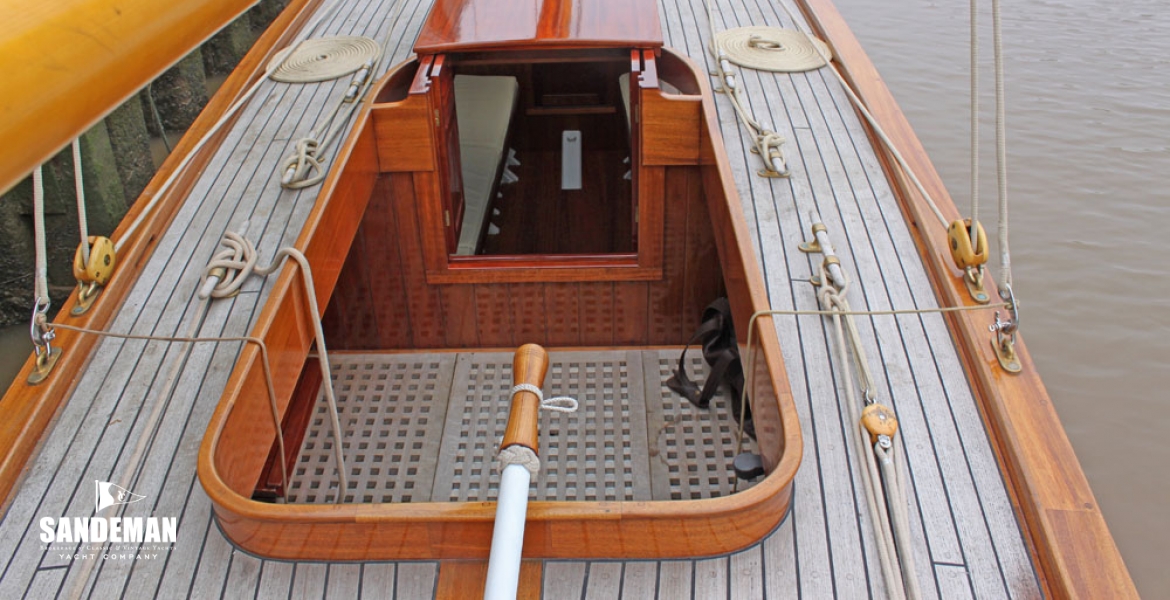28 Cockpit companionway