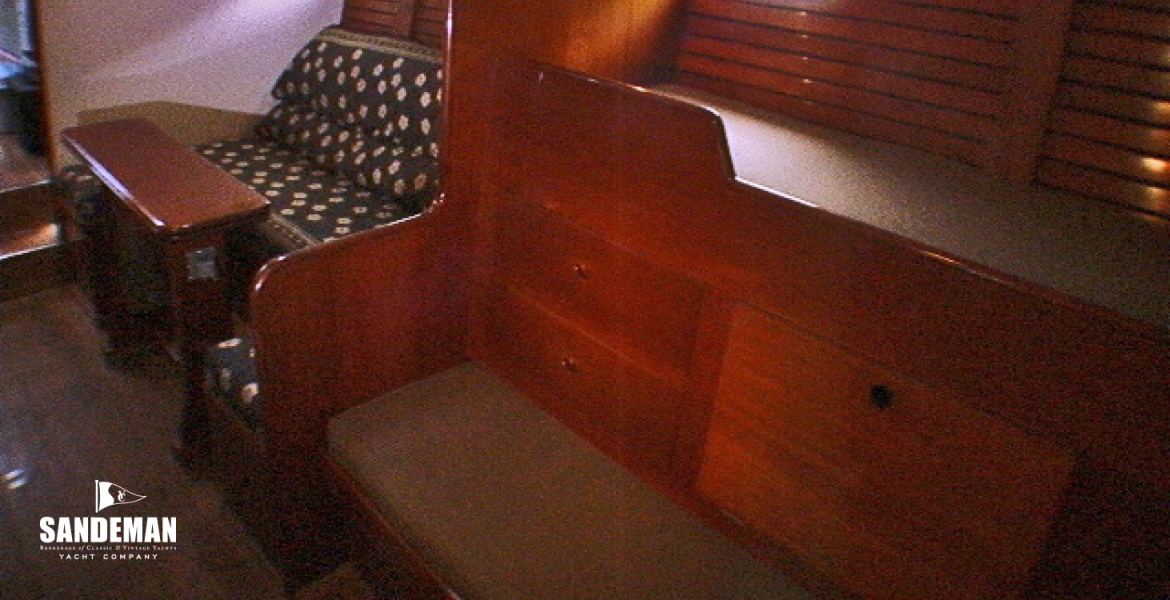 32 Saloon v aft.jpg