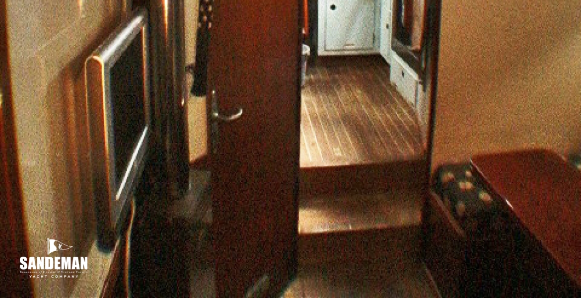 33 Saloon v aft2.jpg