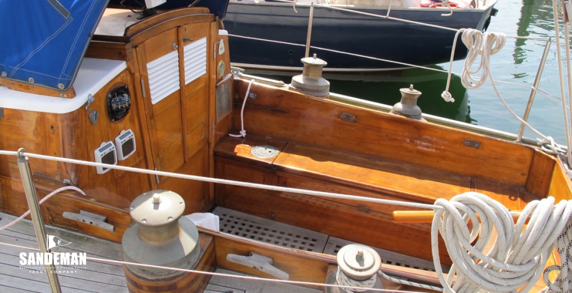 16Cockpit.jpg