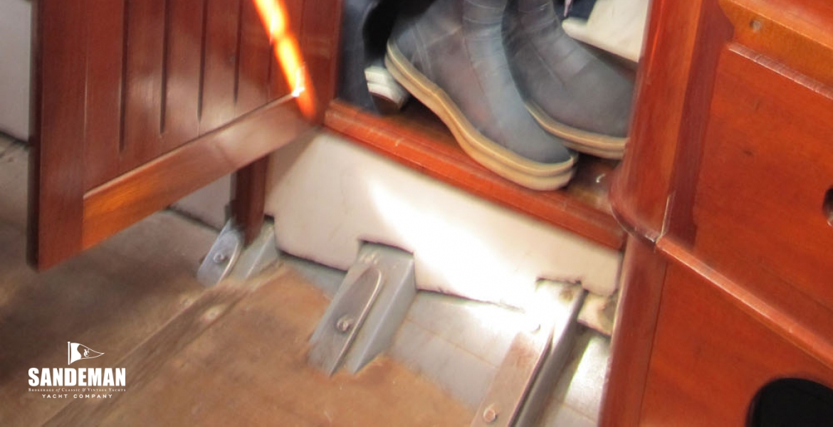 33Hangingcupboard.jpg