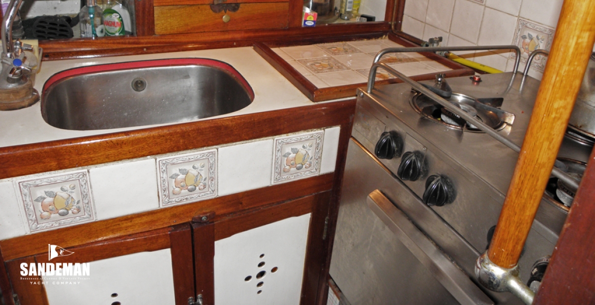 15Galleysinknstove.JPG