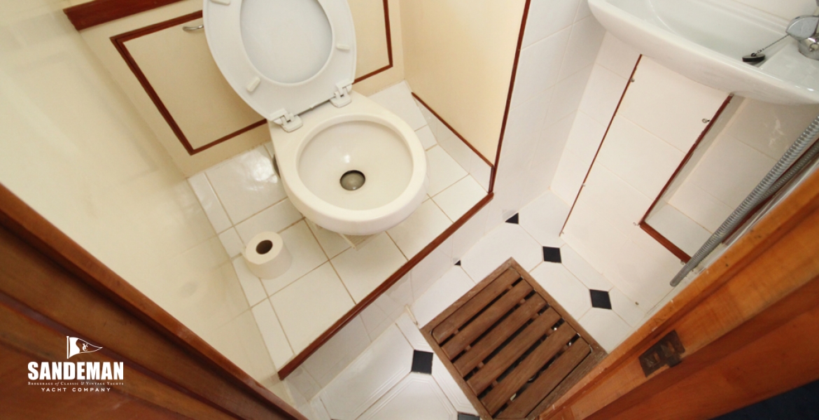 48 Aft cabin ensuite