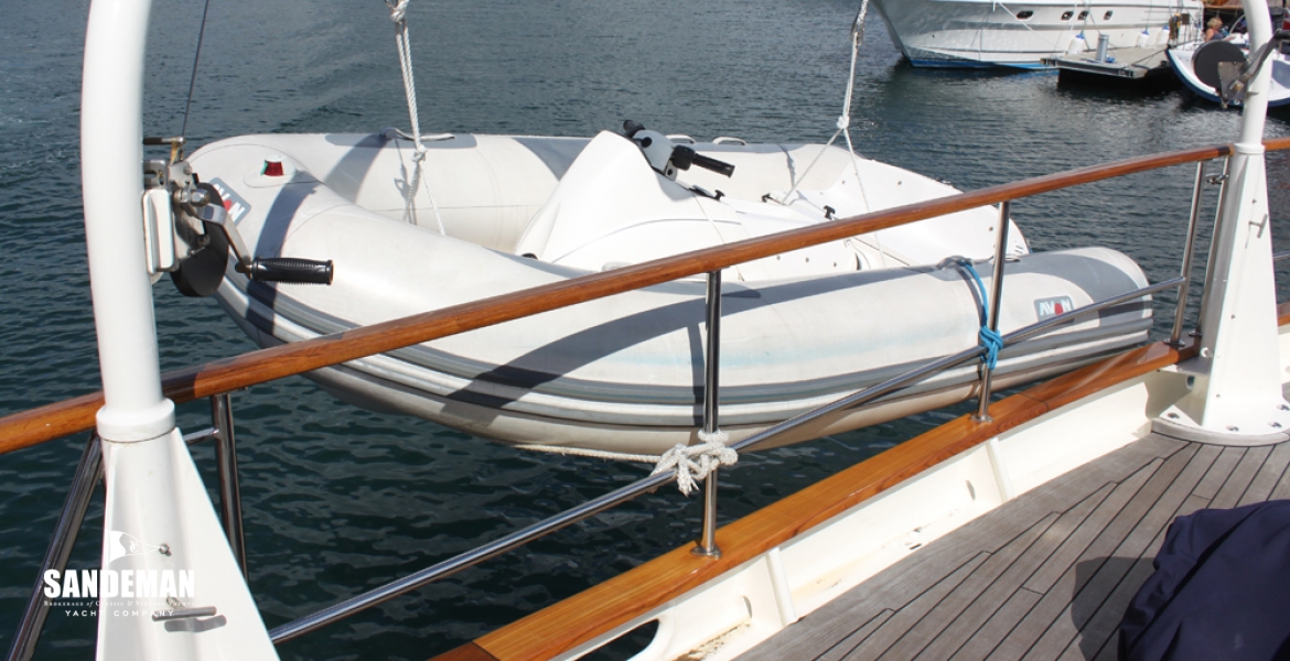 25 Dinghy davits