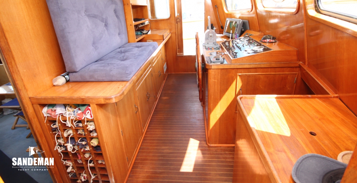 30 Bridge access saloon