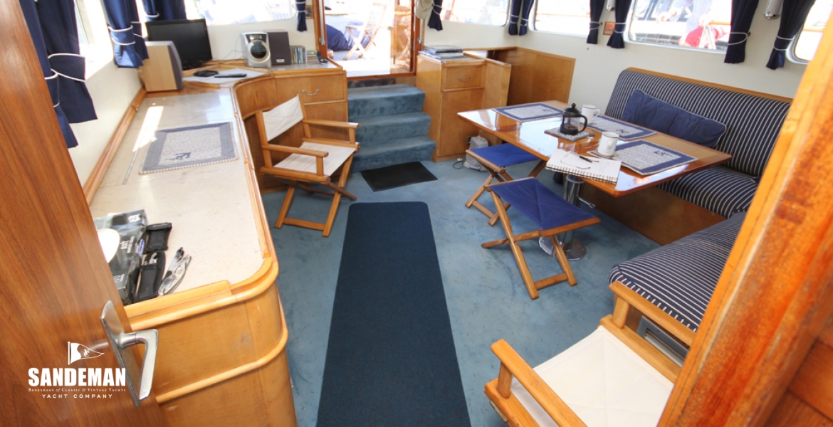 31 Saloon v aft