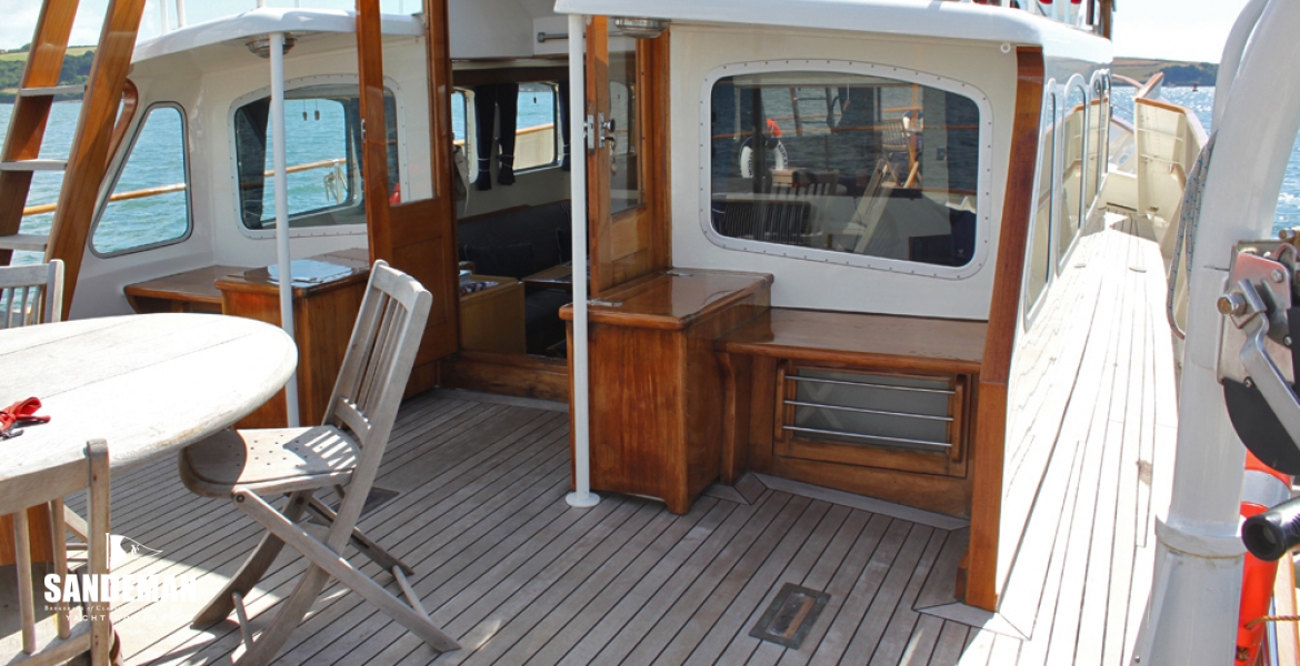 28 Aft access saloon