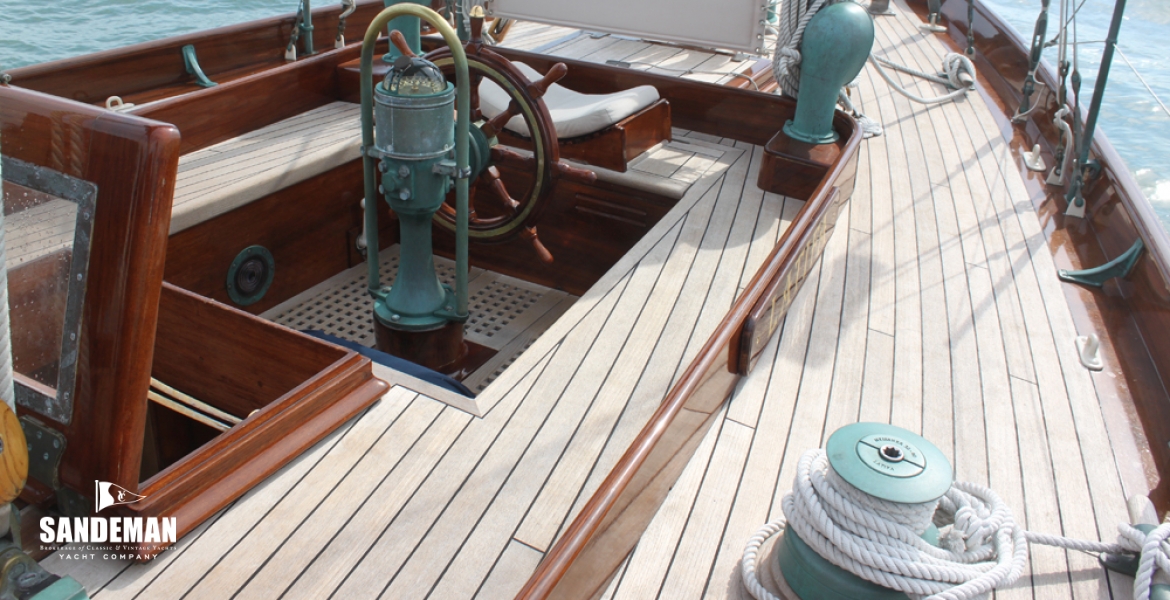 17Cockpittoaftdeck.jpg