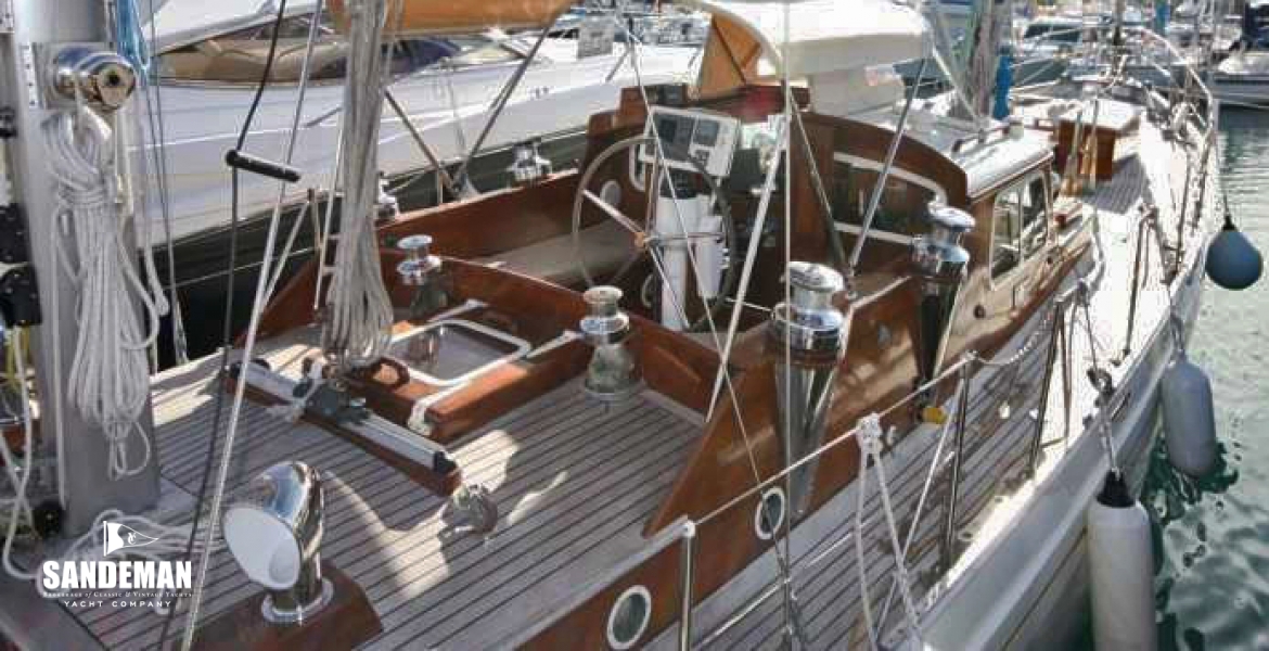 08Cockpitnsidedeck.jpg