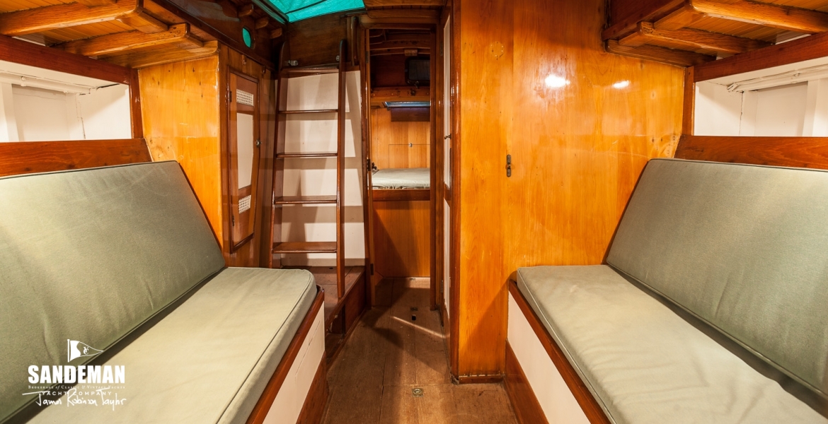 Saloon thru to aft cabin