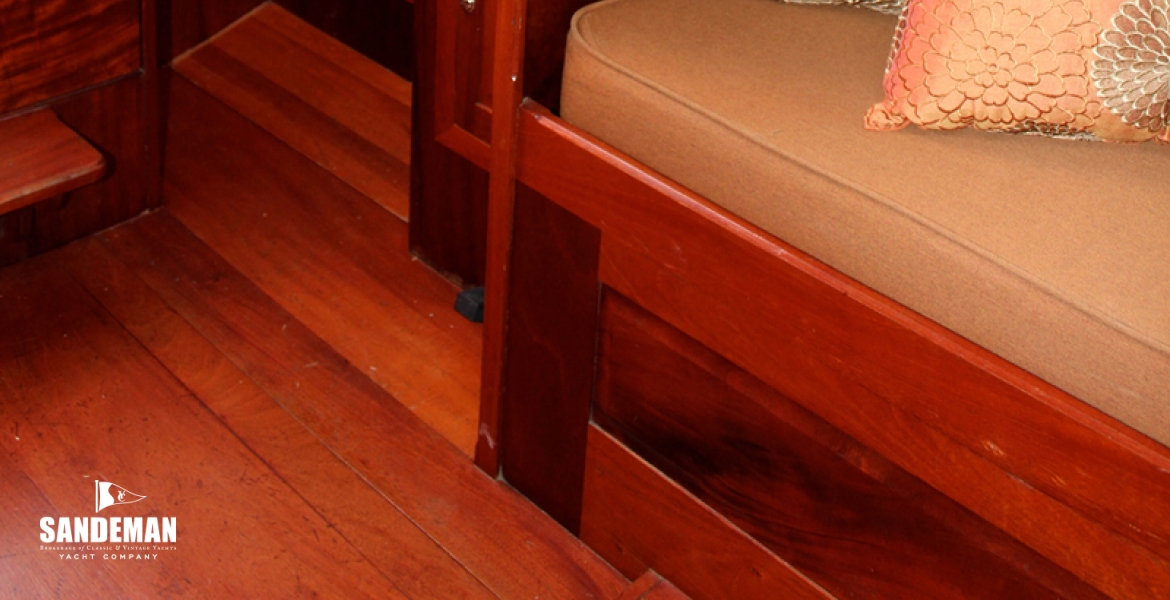 10Galleyandsettee.jpg