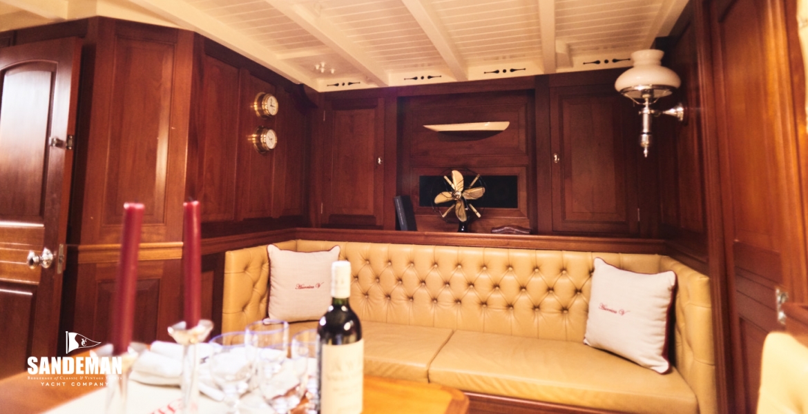 32 Saloon v to port