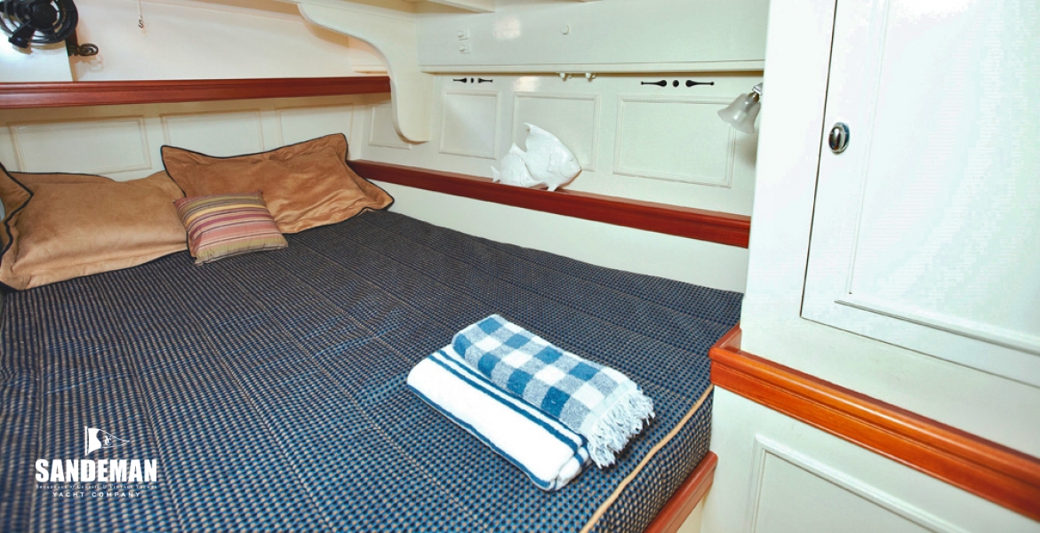 48 Aft cabin port