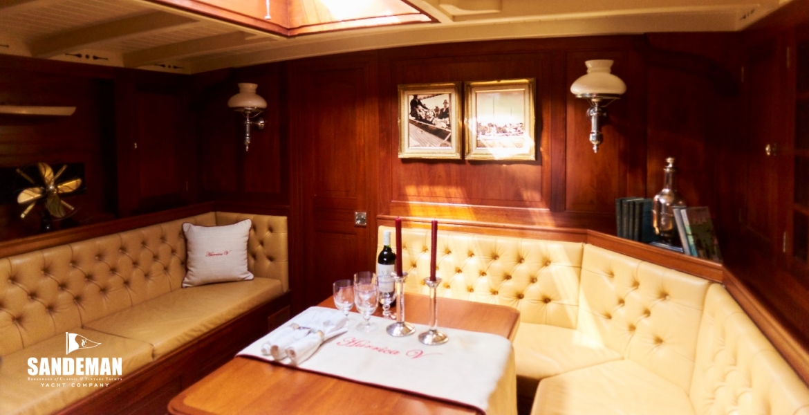 30 Saloon v fwd port from galley