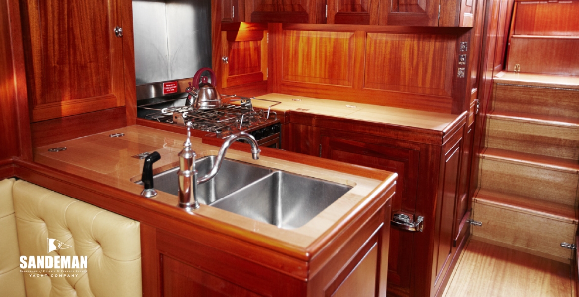 44 Galley v aft to companionway stair