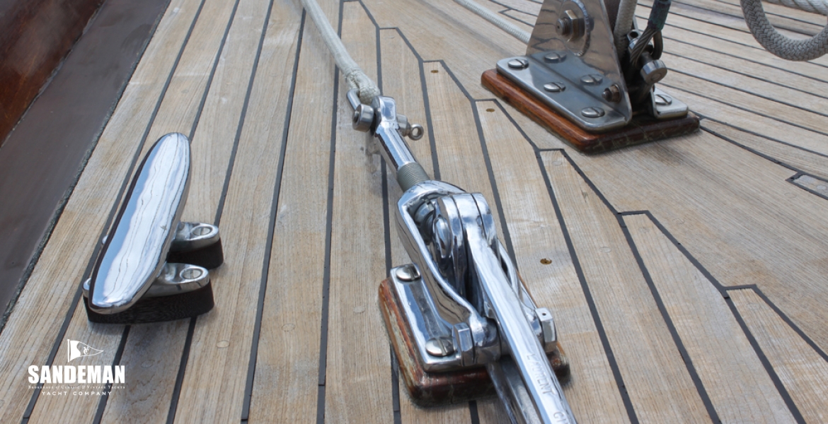 16Foredeckdetail.jpg