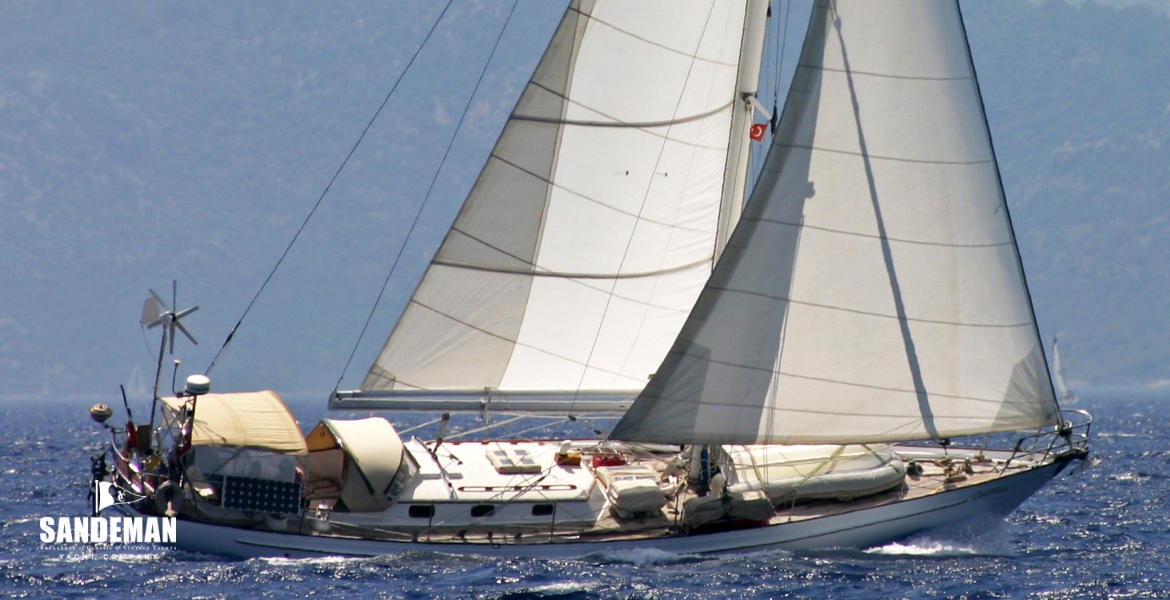 03 Full sail abeam