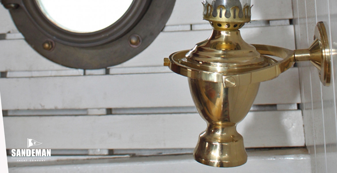 Gimballed oil lamp