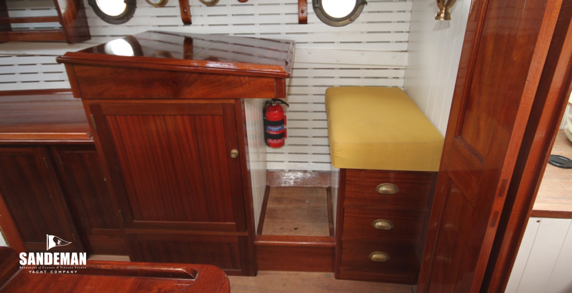 Chart table to starboard