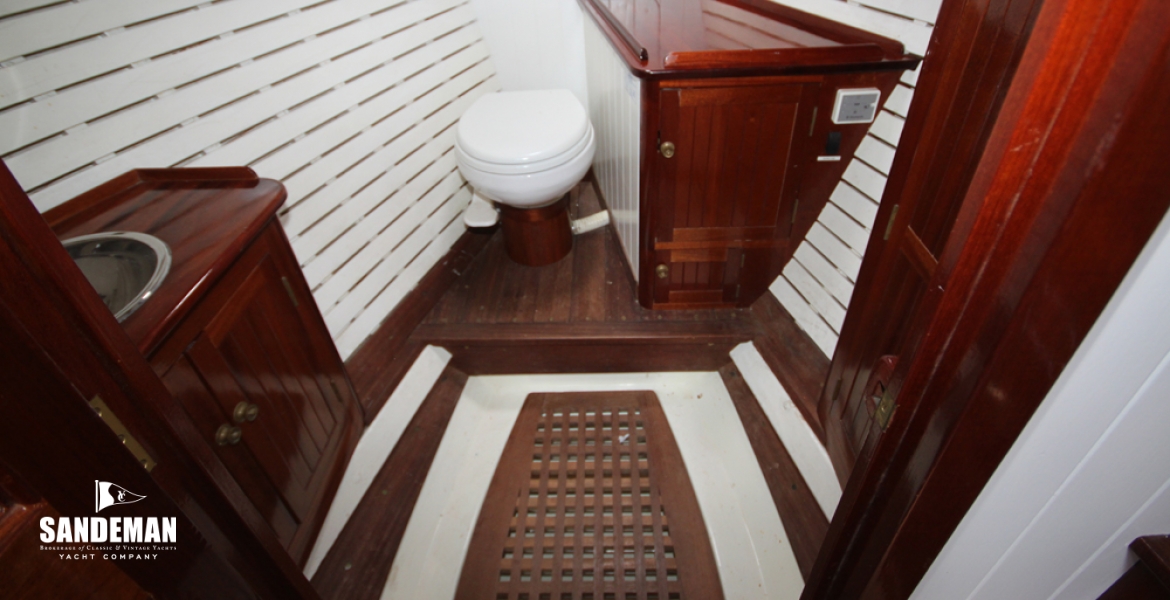 WC/ Shower compartment forward