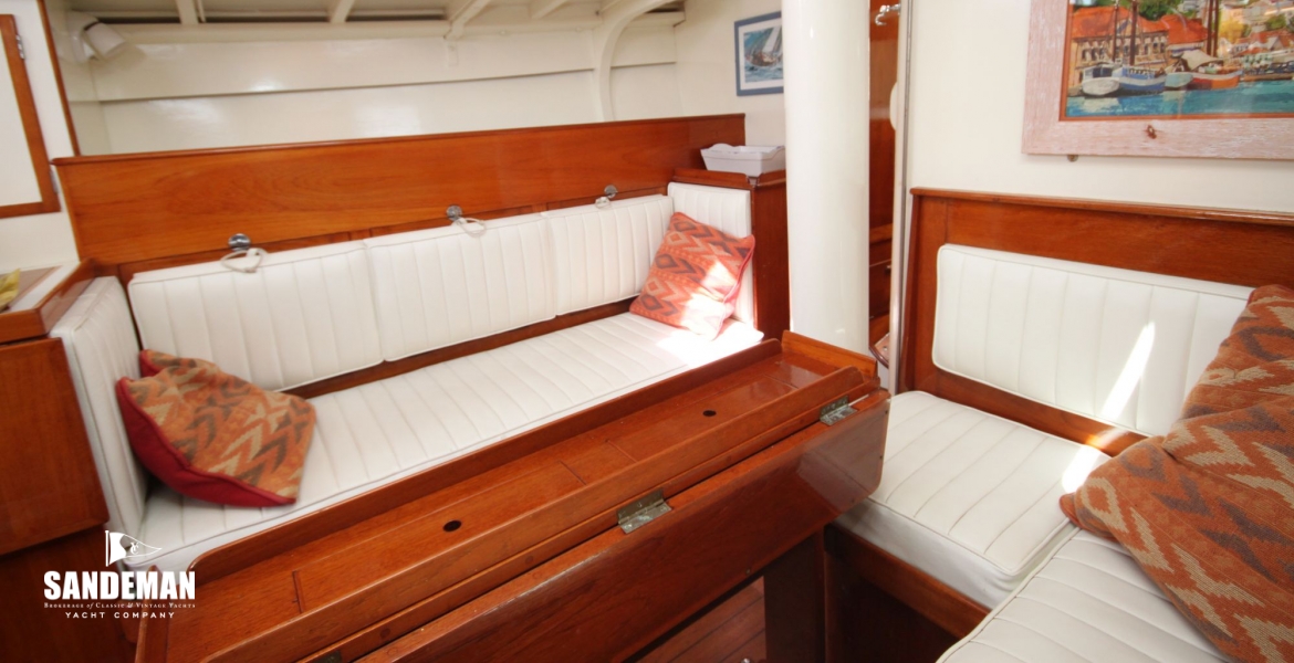 Saloon to port