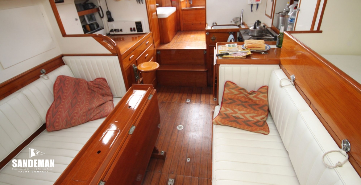 Saloon v aft