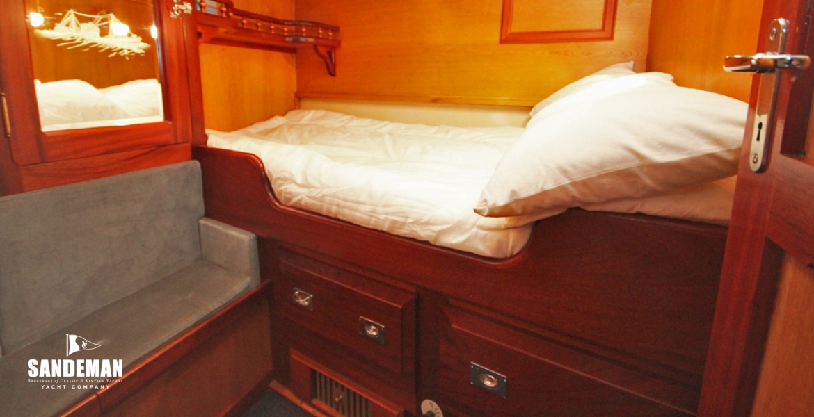 52Stbdcabin.jpg