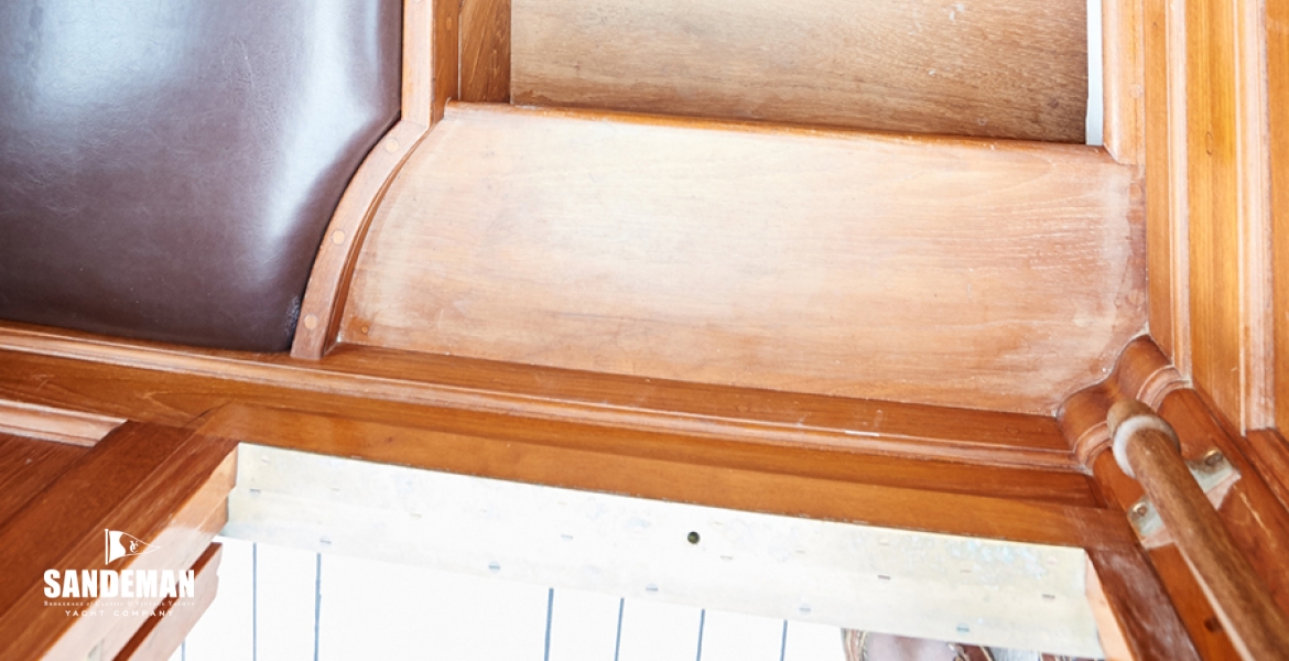 40Companionway.jpg
