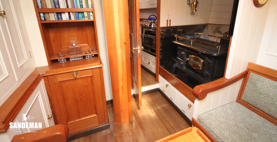41 Saloon fwd to galley