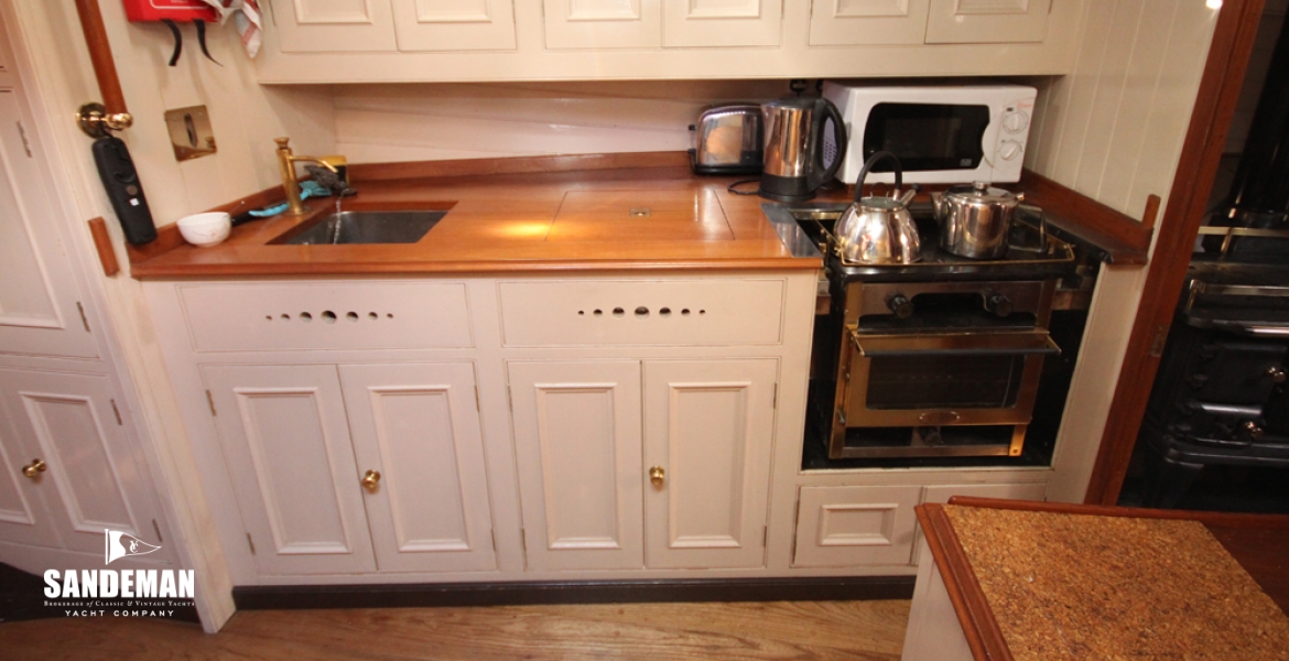 44 Galley to stbd