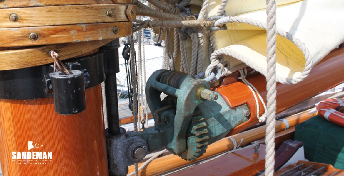 22 Mast detail