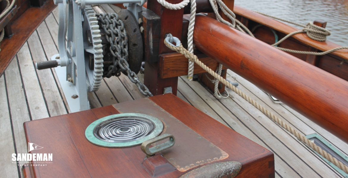 19Forehatchnwindlass.jpg