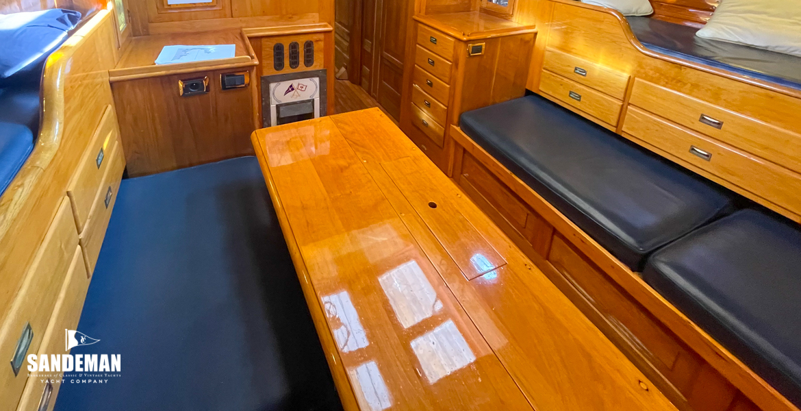 Saloon view forward
